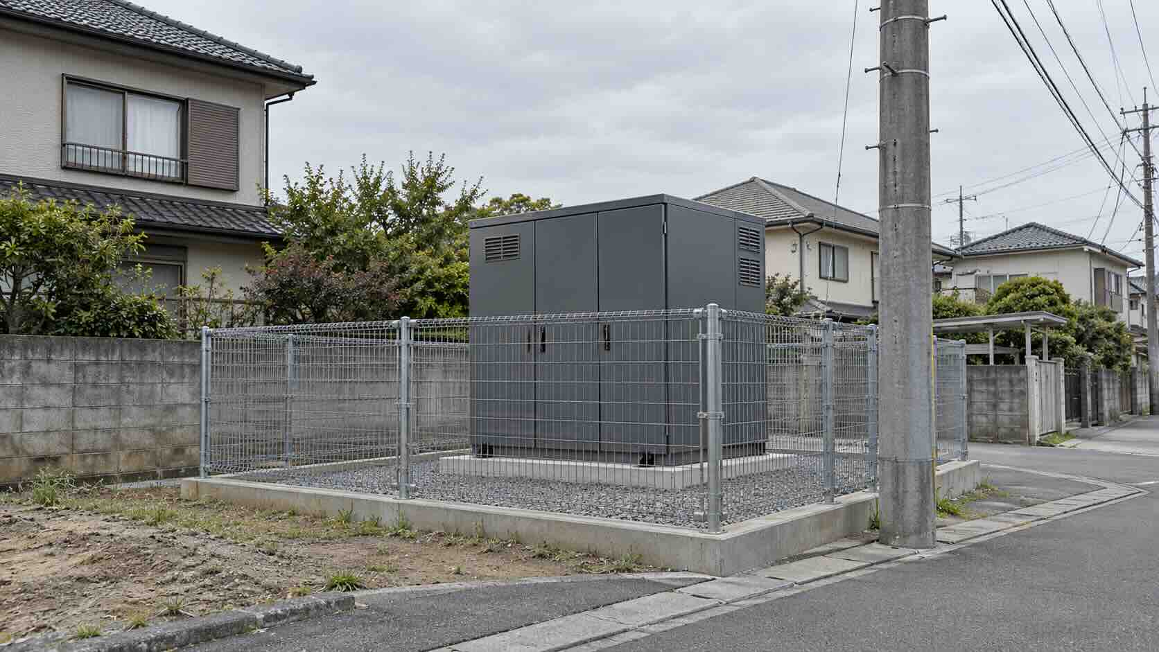 更地に設置された低圧蓄電所のユニット
